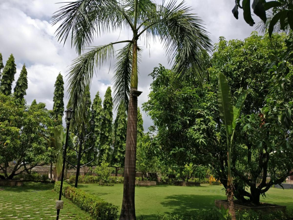 Pushp Vatika Resort & Lawns Navi Mumbai Exteriör bild