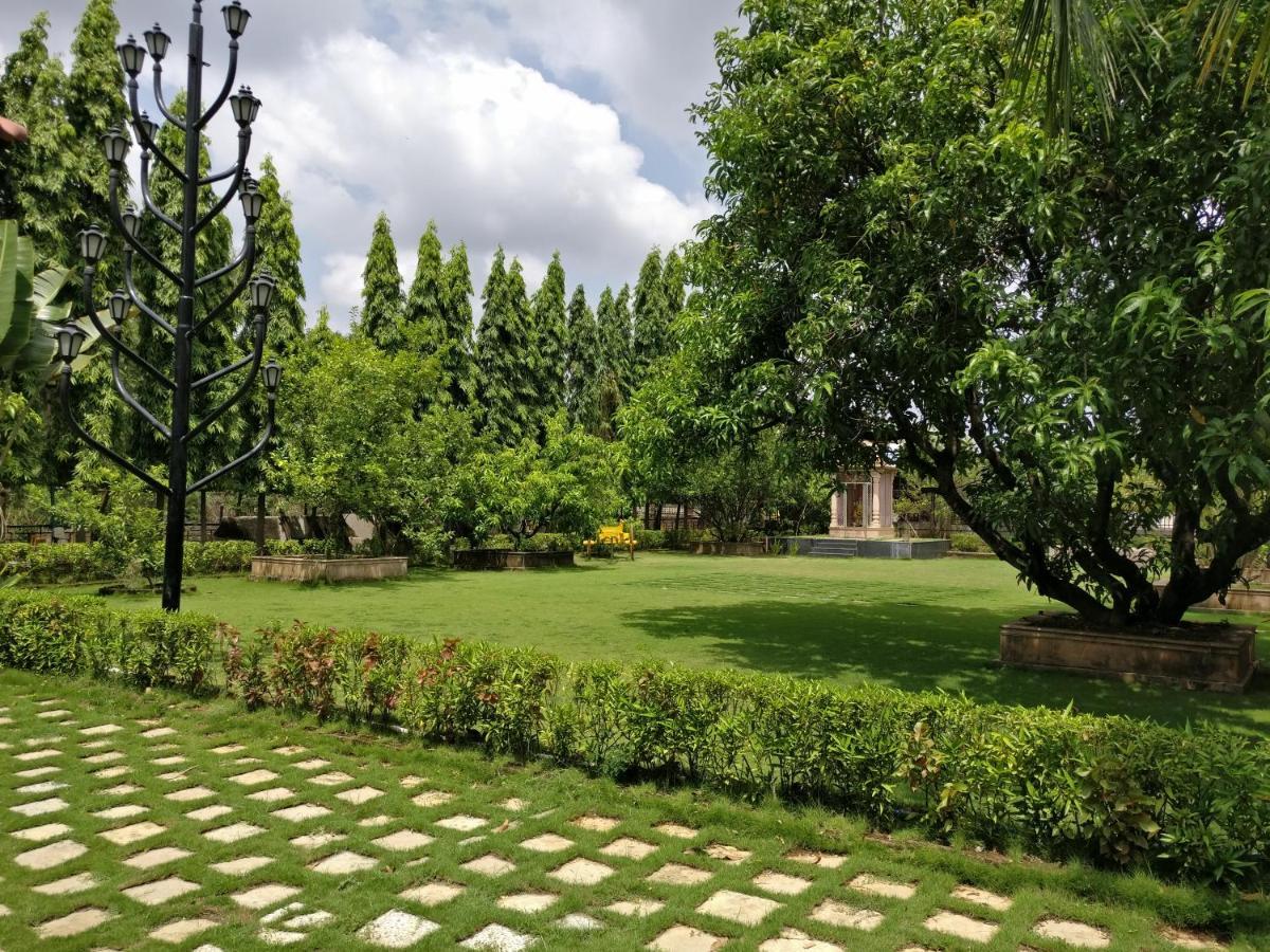 Pushp Vatika Resort & Lawns Navi Mumbai Exteriör bild