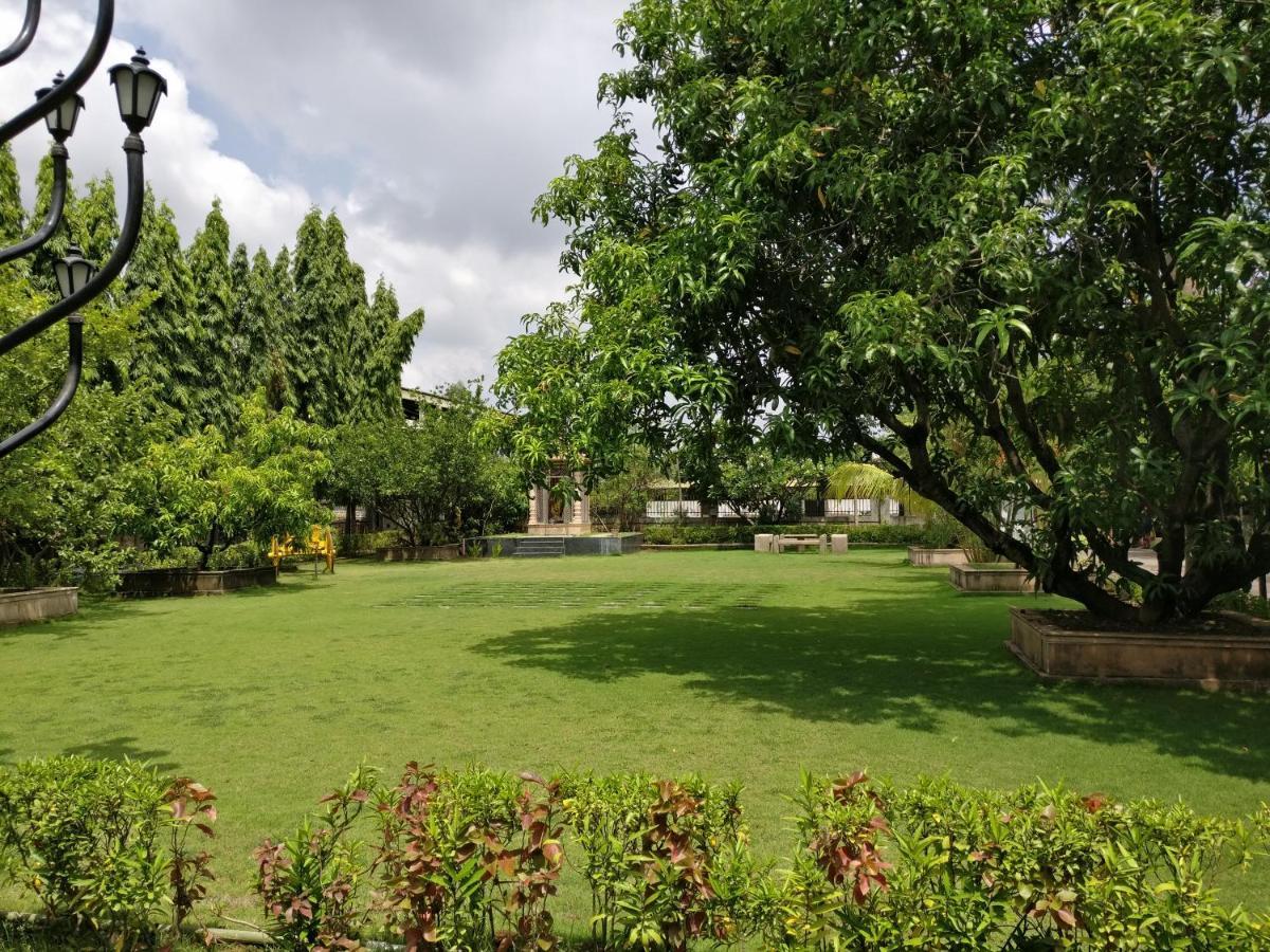Pushp Vatika Resort & Lawns Navi Mumbai Exteriör bild